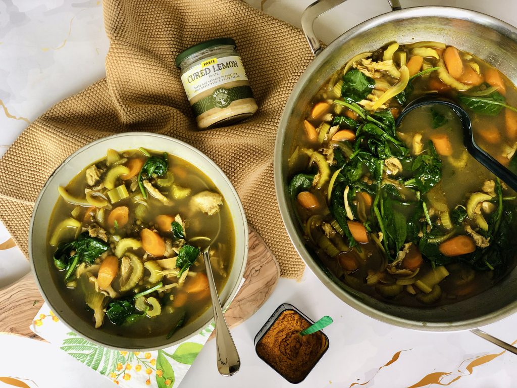 K’OOK! de makkelijke maandag 19/9: Kippensoep met ras el hanout, citroen & linzen