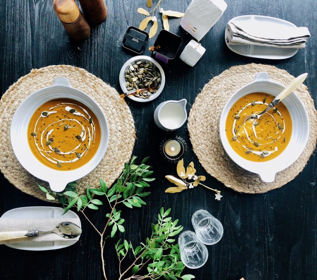Geroosterde pompoensoep met zwarte knoflook & feta-citroencrème